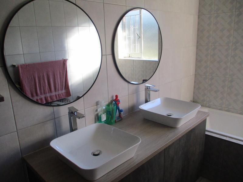 5 Bedroom Property for Sale in Heuwelsig Free State